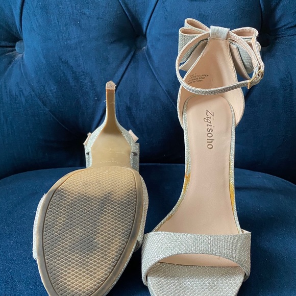 Heels - Picture 3 of 3